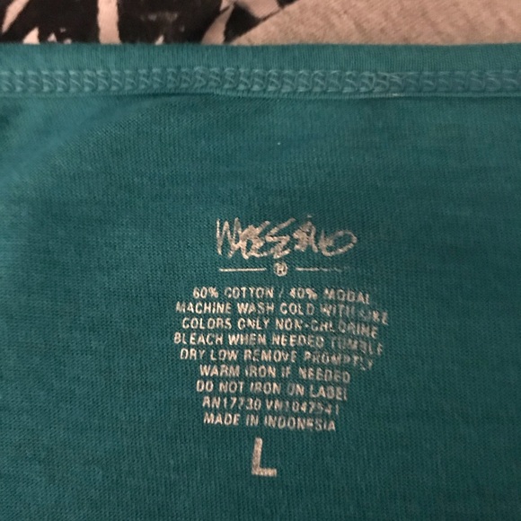 Cute top - Picture 3 of 3